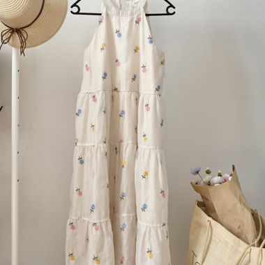 Blumig besticktes Kleid