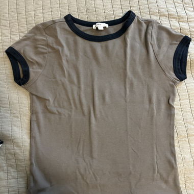 T-shirt con bordi a contrasto