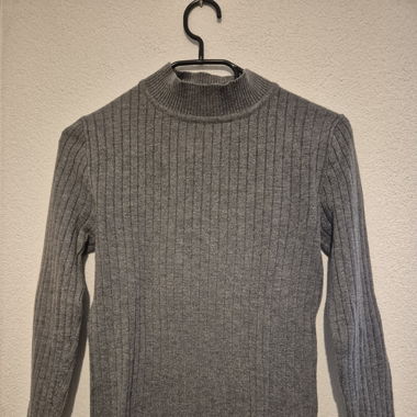 Pull gris à col roulé