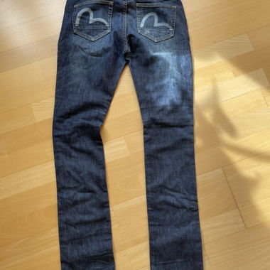 Dunkelblaue Slim Fit Evisu Jeans. 