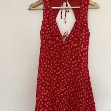 Rotes Blumenkleid von Bershka Grösse S