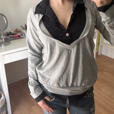 Grauer Pullover mit Kragen