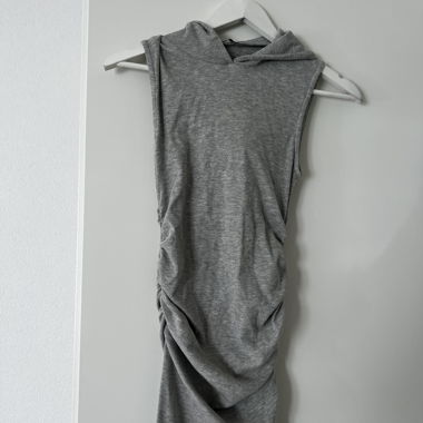 Robe longue avec capuche 