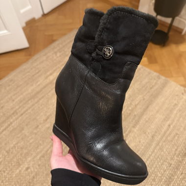 Gefütterte schwarze Keilstiefel