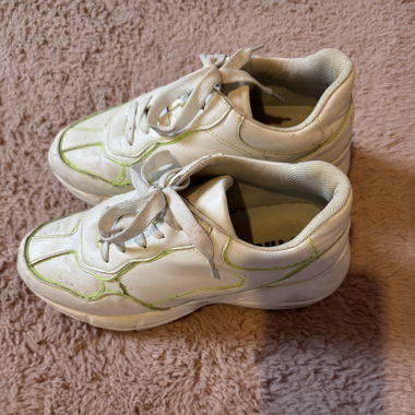 weisse sneakers