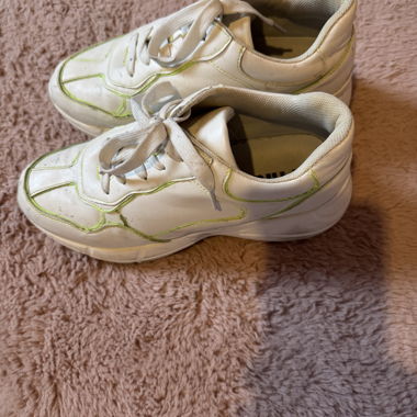 weisse sneakers
