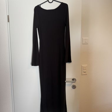Robe noire côtelée manches longues