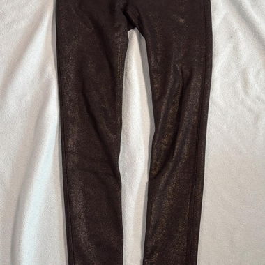 Schwarze glänzende Skinny-Hose