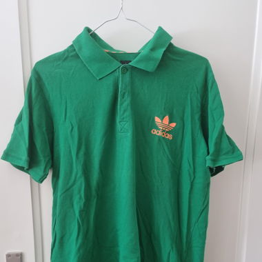 Adidas Polo-Shirt - Grün mit orangefarbenem Logo - Grösse M