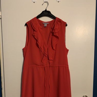 Rotes Cocktailkleid mit Rüschen 