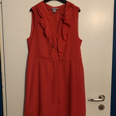 Rotes Cocktailkleid mit Rüschen 