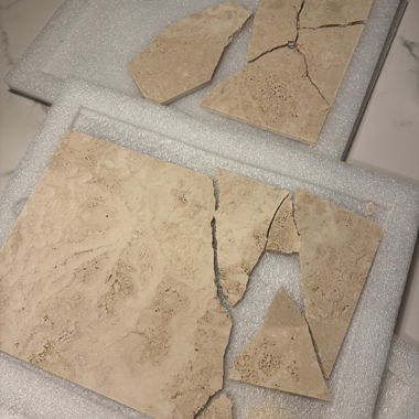 Gebrochene Natursteinplatten beige