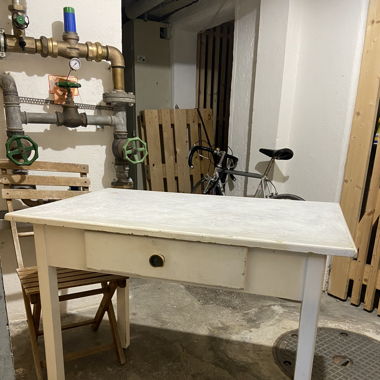 weisser Holztisch (Vintage-Scharm)