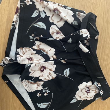 Pantaloncini in tessuto con motivo floreale