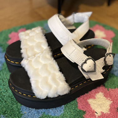 Sandali Dr. Martens Fluffy con plateau