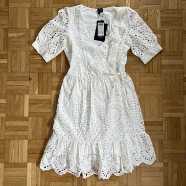 Kleid mit Lochstickerei