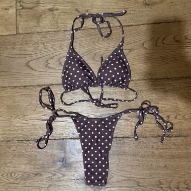 Braunes Bikini mit Punkten