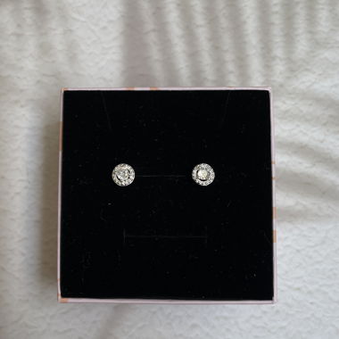 Boucles d'oreilles en zirconium neuves