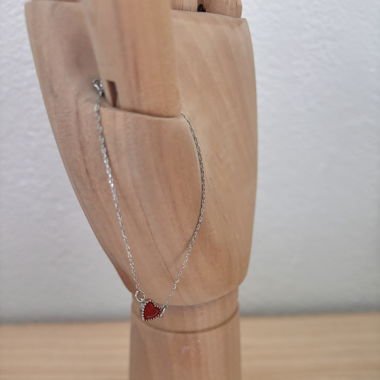Silbrige Armkette mit rotem Herz