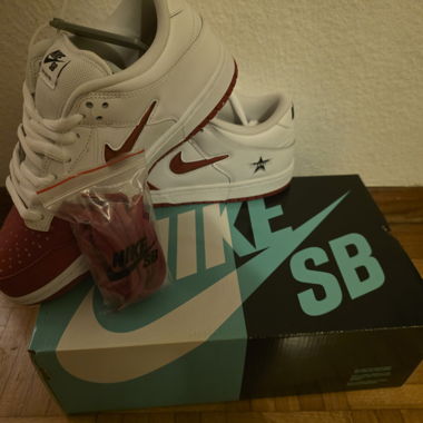Nike x Supreme SB Dunk Low "Jewel Swoosh Rot/Weiss"