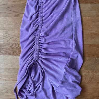 Lilafarbene XS-Robe mit Trägern, hergestellt in Ibiza