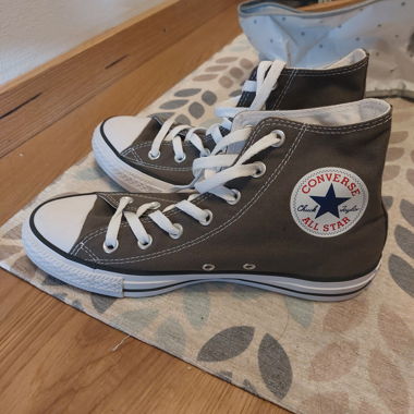 Graue Converse