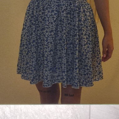 Blau-weisses Sommerkleid