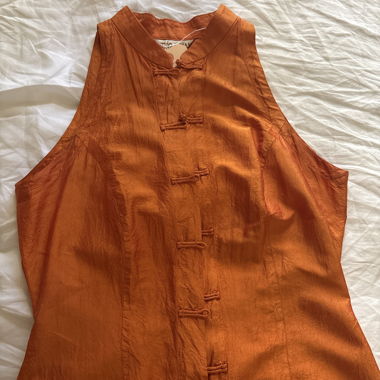 Langes Kleid aus orangefarbener Shantung-Seide