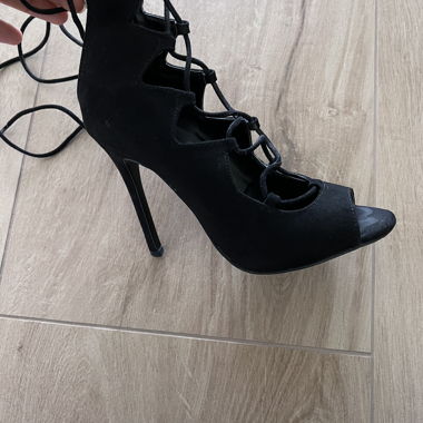 Scarpe col tacco nere allacciate