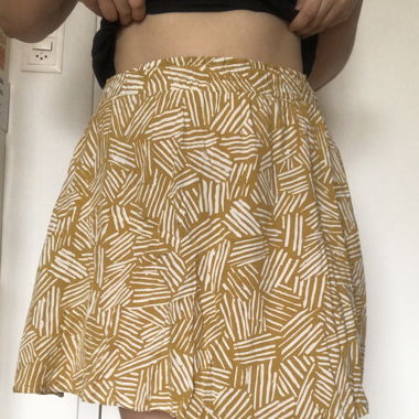 Gelber Jupe mit Taschen