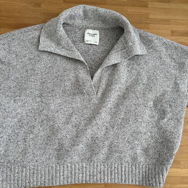 Grey knit sweater by Abercrombie