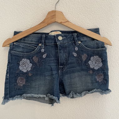 Short in denim con fiori ricamati