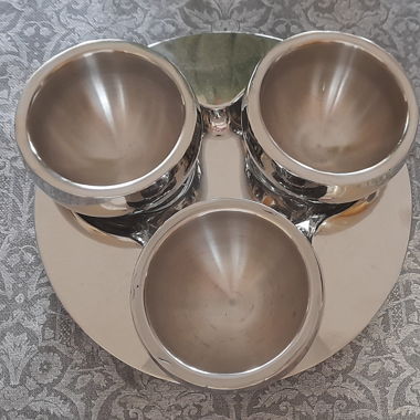 Dekoplatte mit drei Schalen