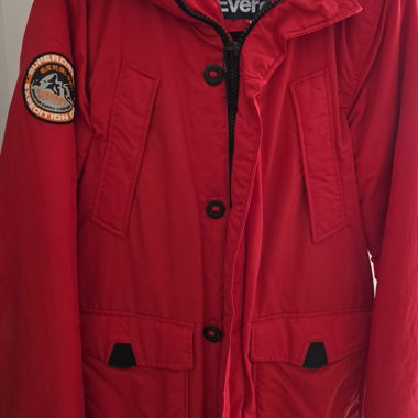 Rote Winterjacke mit Fellkapuze