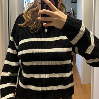 Pull knit à rayures noires et blanches 