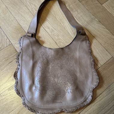 Blumarine Schultertasche aus beigefarbenem, durchbrochenem Leder