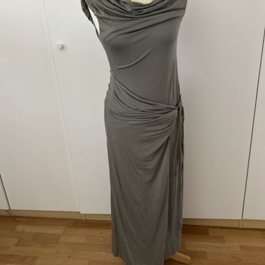 Abito Maxicolor grigio con drappeggio