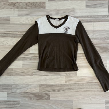 Braunes Langarmshirt mit V-Ausschnitt