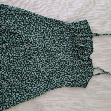 Vestito estivo verde con motivo floreale