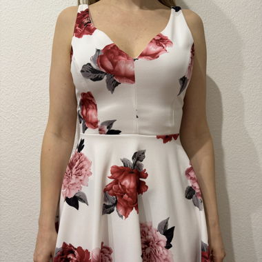 Kurzes Kleid mit Blumenmuster