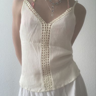 Haut camisole jaune pastel avec finition en dentelle