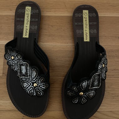 Sandali da donna con pietra decorativa