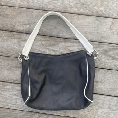 Schultertasche aus schwarzem Kunstleder