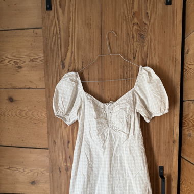 Weiss-beige kariertes Sommerkleid