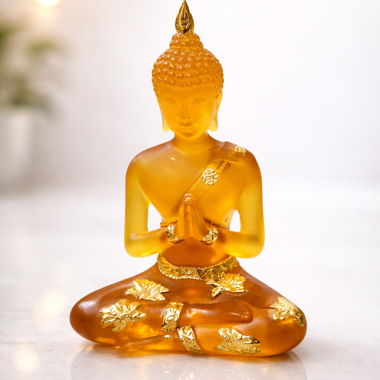 Figurine de Bouddha en résine dorée.