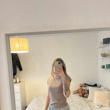 braunes T-shirt
