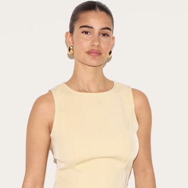 Cremefarbenes, figurbetontes, gewebtes Longtop.