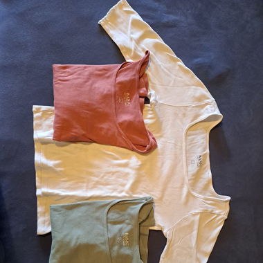 Drei dünne Sweatshirts