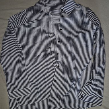 Chemise à rayures bleues et blanches