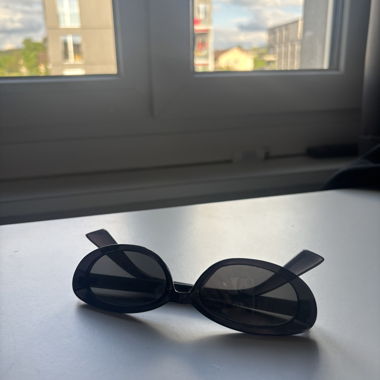 Lunettes de soleil ovales noires